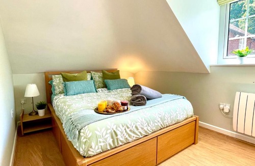 Burley Apartment | Private, Couples Forest Escape - Free Parking - Stunning & Stylish 1 Bedroom Coach house! - 5 Minute Walk to a great bistro pub! - Great Location - Fast WiFi - Smart TV - Newly Refurbished! Direct New Forest access Close to Burley