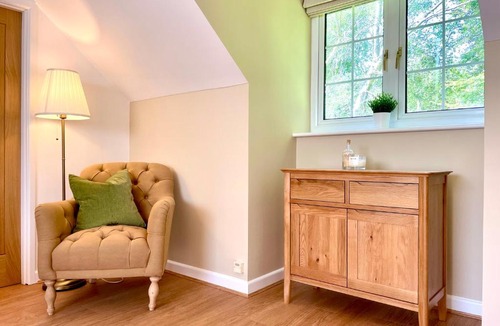 Burley Apartment | Private, Couples Forest Escape - Free Parking - Stunning & Stylish 1 Bedroom Coach house! - 5 Minute Walk to a great bistro pub! - Great Location - Fast WiFi - Smart TV - Newly Refurbished! Direct New Forest access Close to Burley