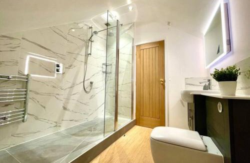 Burley Apartment | Private, Couples Forest Escape - Free Parking - Stunning & Stylish 1 Bedroom Coach house! - 5 Minute Walk to a great bistro pub! - Great Location - Fast WiFi - Smart TV - Newly Refurbished! Direct New Forest access Close to Burley