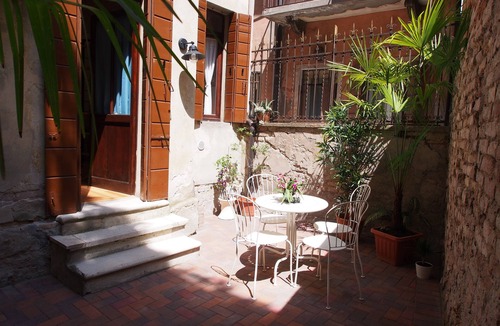 City Center Padova Apartment | * PRIVATE COURTYARD, few steps from PRATO DELLA VALLE SQ