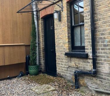 Mortlake Apartment | Private Courtyard Studio in Lovely Mortlake