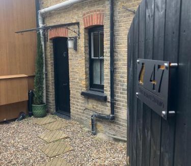 Mortlake Apartment | Private Courtyard Studio in Lovely Mortlake