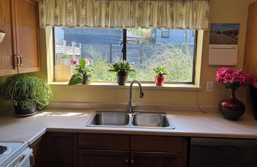 Aldergrove House | 🌿 Private cozy bedroom in Aldergrove. No stairs. 1 hour to Vancouver Airport,