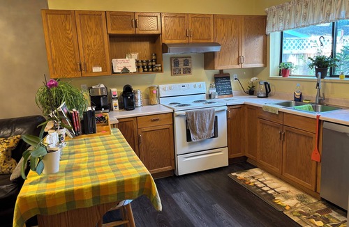Aldergrove House | 🌿 Private cozy bedroom in Aldergrove. No stairs. 1 hour to Vancouver Airport,