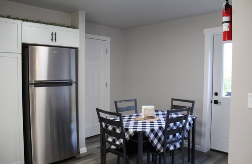 Wellston House | Private, cozy Corner Cottage and updated