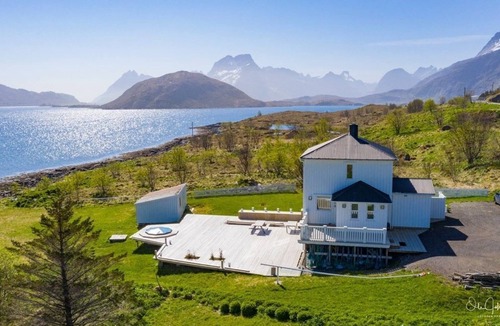 Flakstad Villa | Private Cozy House by the Fjord