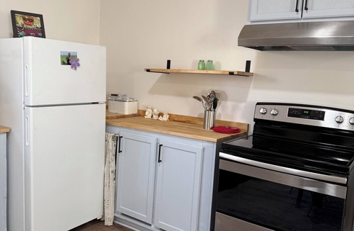 Glen Apartment | Private & Cozy Nice Studio with AC in charming Corinth