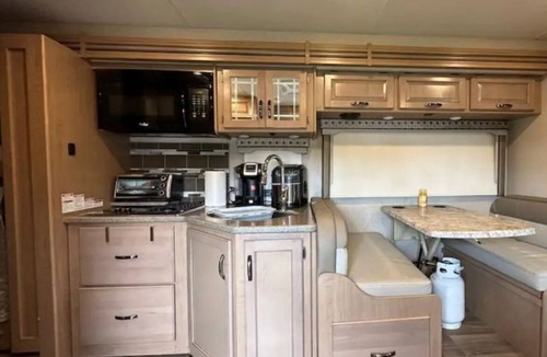 Tamiami House | Private Cozy RV Very central walking to shopping store/near FIU Pet Friendly .