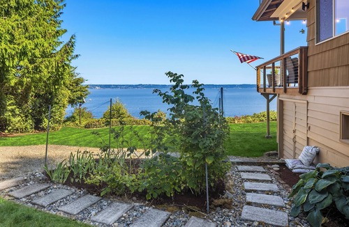 South Colby House | Private & Cozy Waterfront Retreat: Rainier to DT Seattle VIEWS, A/C, Pool Table!