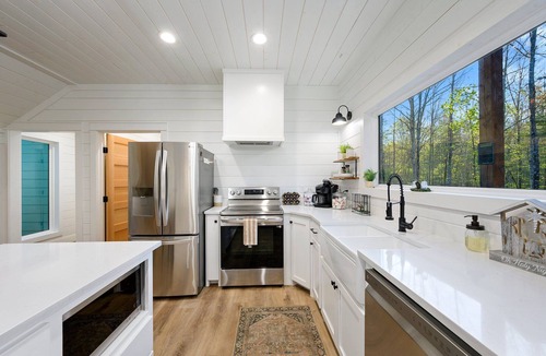 Broken Bow Cabin | Private Creek + Pool | Dogs Welcome | Sleeps 10