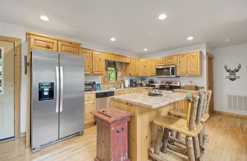 Murphy Cabin | Private Creekside Mountain View Retreat - Hot Tub/Game Room/Fire Pit