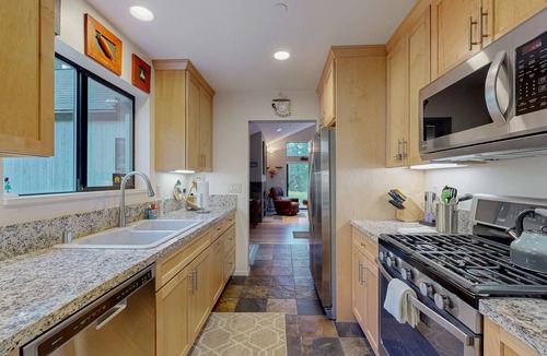 Freestone House | Private creekside oasis on 6 acres with furnished patio & bonus sleeping den