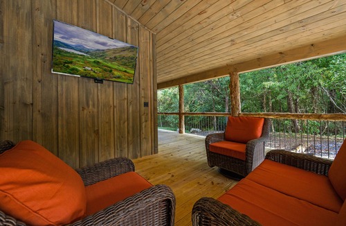 Sevierville Cabin | Private Creekside Cabin ~SEASONAL POOL, GAMES, FIRE PIT on 1.4 acres🕹️🔥