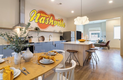 Buena Vista Apartment | Private Deck | 5 Mins to Broadway | The Conway