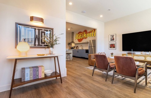 Buena Vista Apartment | Private Deck | 5 Mins to Broadway | The Conway