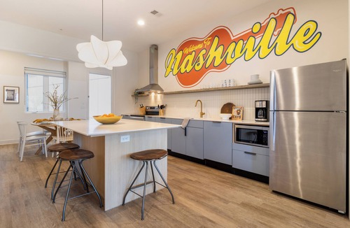 Buena Vista Apartment | Private Deck | 5 Mins to Broadway | The Conway