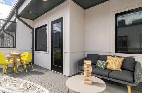 Buena Vista Apartment | Private Deck | 5 Mins to Broadway | The Conway