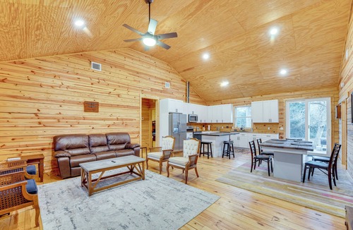 Waelder Cabin | Private Deck & Forest Setting: Waelder Cabin!