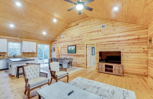 Waelder Cabin | Private Deck & Forest Setting: Waelder Cabin!