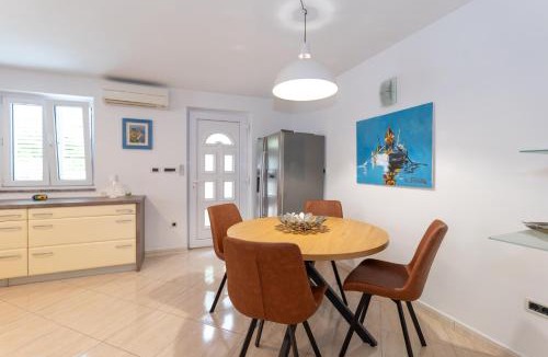 Palit Villa | Private Detached House-2 Bedroom&3 Bathroom with Relaxing Garden Terrace-Grubelic House