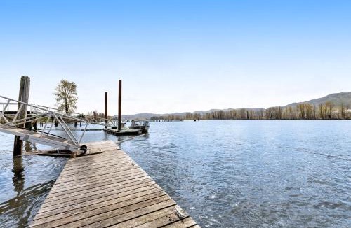 Cathlamet House | Private Dock! 'Escape on the River' in Cathlamet