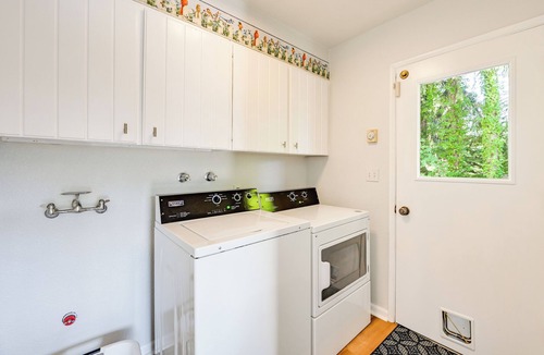 East Olympia House | Private Dock & Fire Pit: Lakefront Gem in Olympia