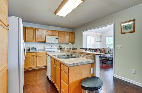 Southmont House | Private Dock! High Rock Lake Getaway in Lexington