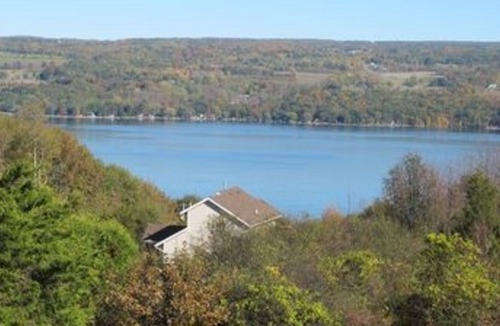 Valois House | PRIVATE DOCK on WINE-TRAIL!!! Superb WiFi &4 acres of privacy on the wine trail!