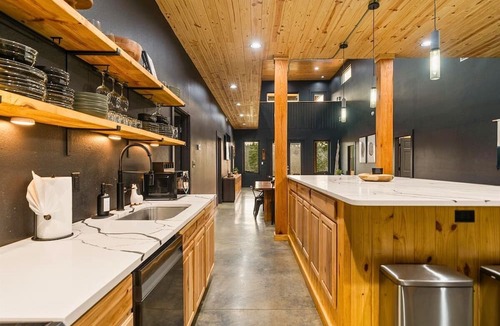 Royal House | Private Dock & Pool | Volleyball | Sleeps 24!