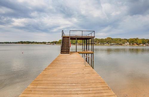 Enchanted Oaks House | Private Dock & Yard! Modern Getaway in Mabank