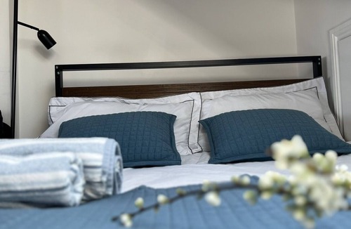 Norwood Green House | Private Double Loft Room with Private Bathroom