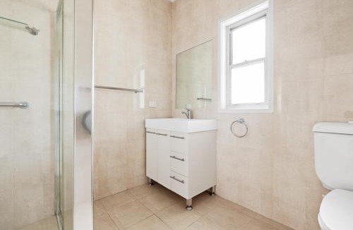 Ryde House | Private Double Room - Central Location at Ryde - Shared Bathroom