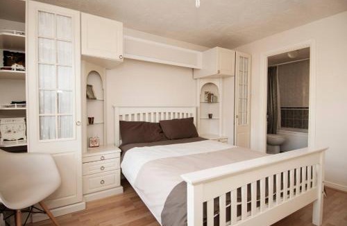 Cheshunt House | Private Double Room ensuite in Cheshunt nr London