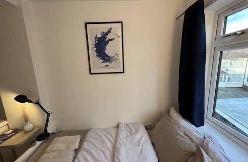 Norwood Green House | Private Double Room Mins To Central w Elizabeth L.