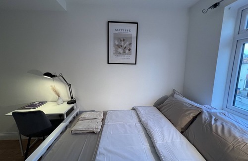 Norwood Green House | Private Double Room Mins To Central w Elizabeth L.
