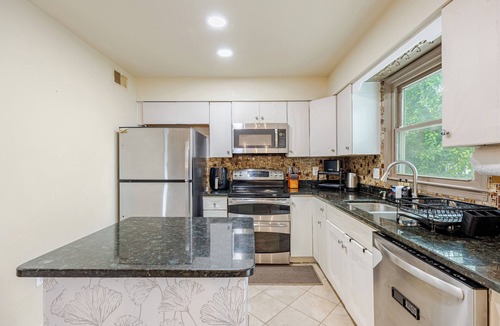 Herndon House | Private Downtown Herndon Escape - Full Amenities