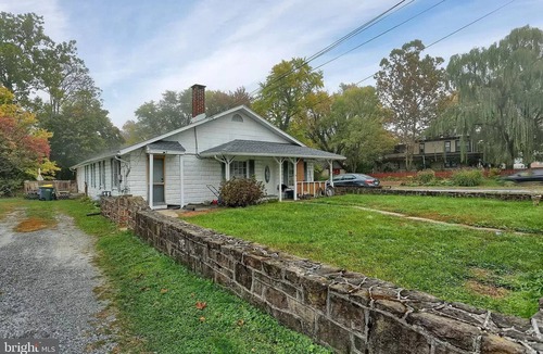 Stonybrook-Wilshire House | Private driveway in safe East York near the heart of York with access to plazas