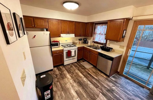 Johnstown House | Private duplex in Roxbury near Hospital/Arena - Pet Friendly