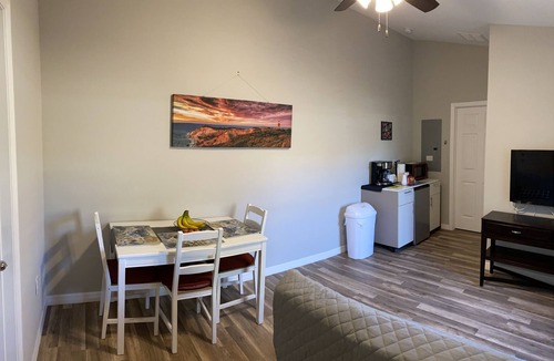 Wadeview Park House | Private duplex with queen bed and pull out couch
