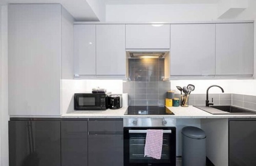Castlefield Hotel | Private Ensuite Room | Kitchen Access & Fast WiFi