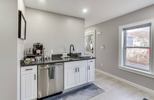 Lynn House | Private Entire Home 2BR 2BTH Quite Area with parking/Pet Friendly with a fee