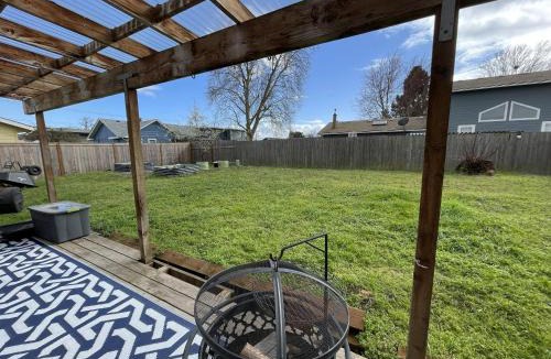 Bethel-Danebo House | Private Entrance Room 3 Miles from Eugene Airport