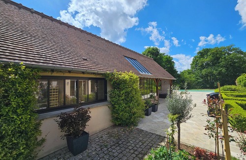 Neauphle-le-Chateau House | Private Estate with Pool – Apartment + Poolhouse near Versailles & Paris