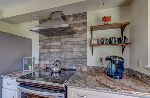 Harlow House | Private Fenced Backyard🌻 Near U of O 4 Miles—>Autzen🏈 Ping pong🏓 & Fun Toys