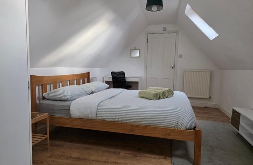 Reading Apartment | Private Flat and Large Ensuite Rooms Near University Town Centre & Hospital