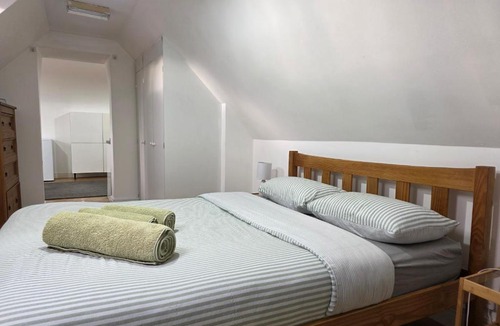 Reading Apartment | Private Flat and Large Ensuite Rooms Near University Town Centre & Hospital