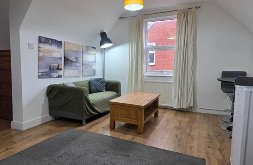 Reading Apartment | Private Flat and Large Ensuite Rooms Near University Town Centre & Hospital
