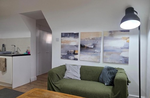 Reading Apartment | Private Flat and Large Ensuite Rooms Near University Town Centre & Hospital