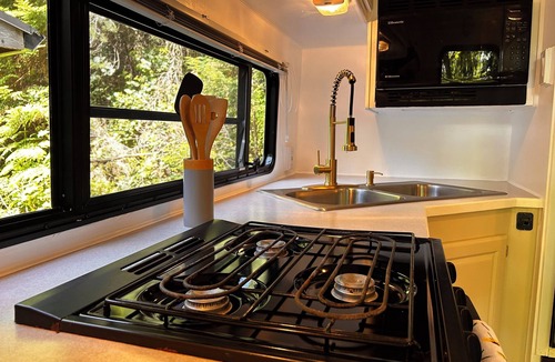 Roberts Creek House | Private Forest Retreat + Hot Tub