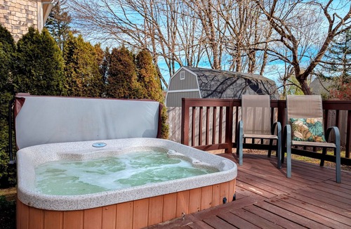 Troutdale House | Private Game Room & Hot Tub, Free WiFi - Blocks from Historic Downtown